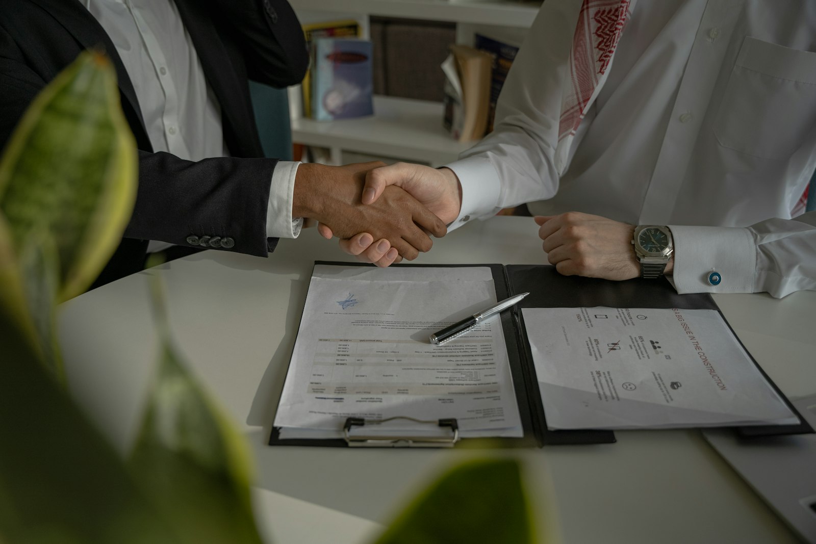 Comodato ou compra: aperto de mãos sobre um contrato de sistema para lavanderia