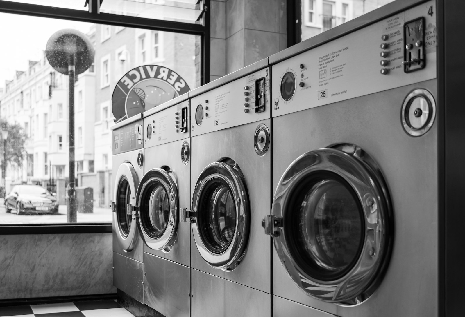 Máquinas compatíveis com sistema de pagamento em lavanderia self-service: fileira de lavadoras comerciais
